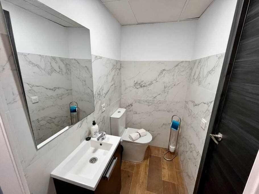 Novelda Centro Habitaciones Con Bano Privado Y Compartido , Cocina Y Terraza Oda fotoğraf